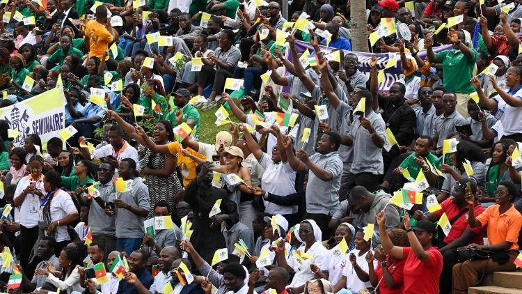 Papeže přiv&iacute;talo na univerzitn&iacute;m kampusu na 5 tis&iacute;c mlad&yacute;ch lid&iacute;