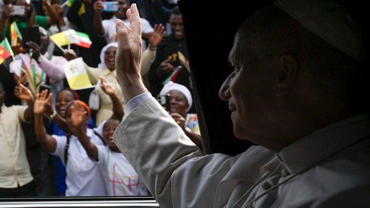 Il Papa saluta i fedeli camerunensi per le strade di Yaound&eacute;