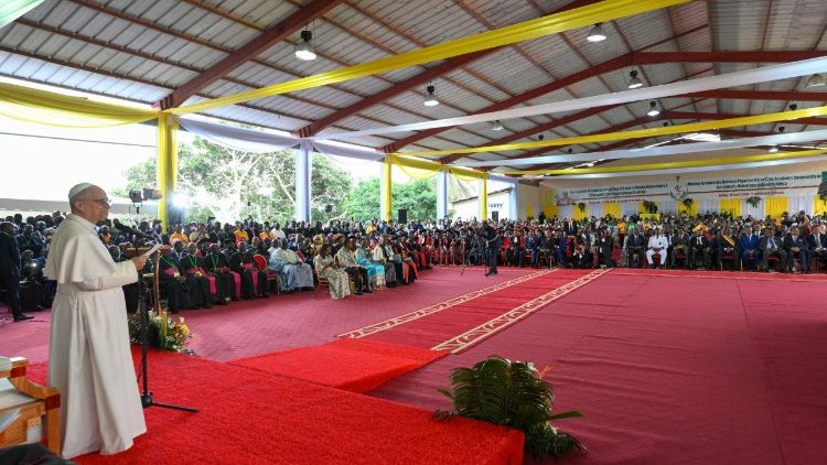 Leone XIV durante l'incontro con il mondo universitario a Yaoundé, in Camerun (17 aprile 2026) 