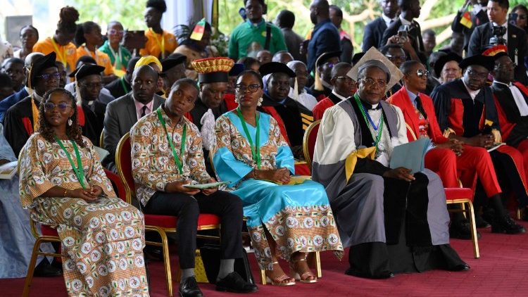 Papa azungumza na wanachuo