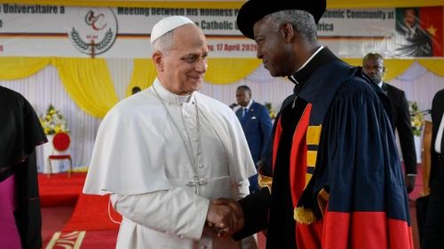 Lev XIV. na Katol&iacute;ckej univerzite v Yaound&eacute;: Nedovoľte, aby simul&aacute;cia nahradila realitu