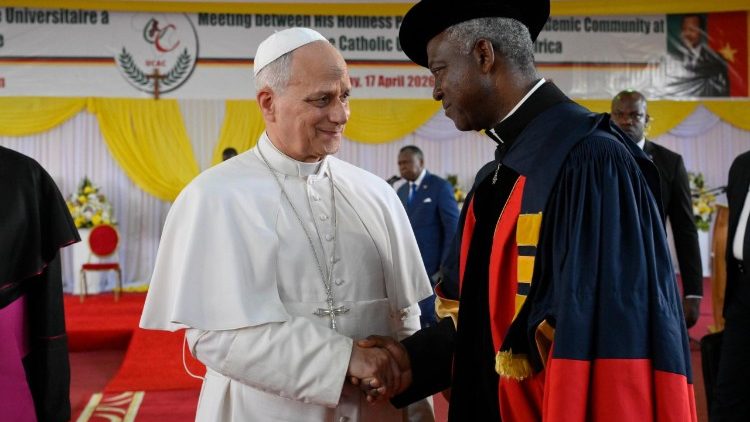 Papež se zdrav&iacute; s profesorsk&yacute;m sborem Středoafrick&eacute; katolick&eacute; univerzity