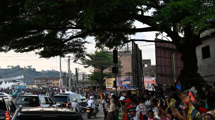 La emoci&oacute;n de los cameruneses en el recorrido del Papa Le&oacute;n XIV por las calles de Yaund&eacute;