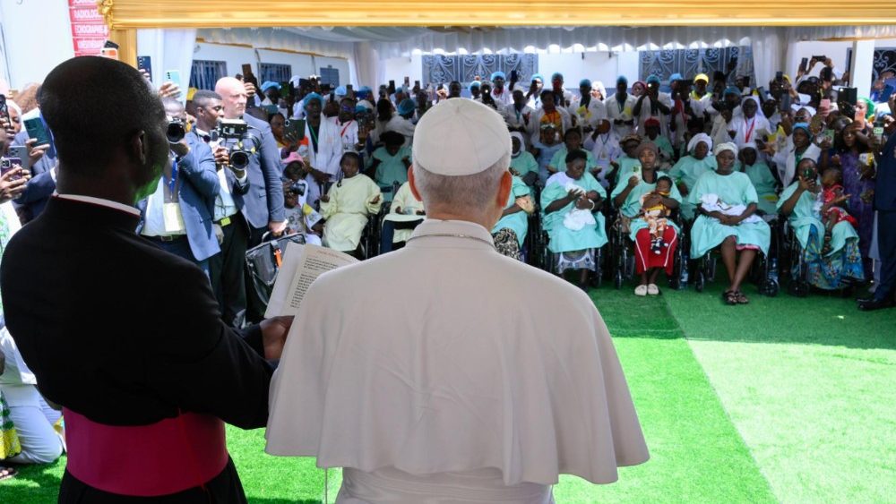 2026.04.17 Viaggio Apostolico in Camerun - Visita privata allâ  Ospedale cattolico Saint Paul di Douala