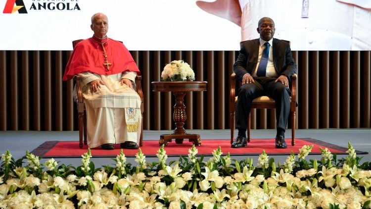 Đức Th&aacute;nh Cha gặp gỡ giới chức ch&iacute;nh quyền, x&atilde; hội d&acirc;n sự v&agrave; ngoại giao đo&agrave;n tại Angola