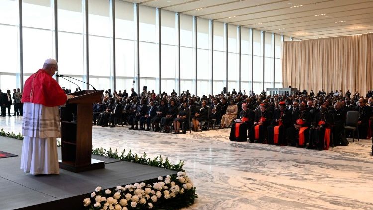 Il Papa pronuncia il suo discorso alle autorit&agrave;