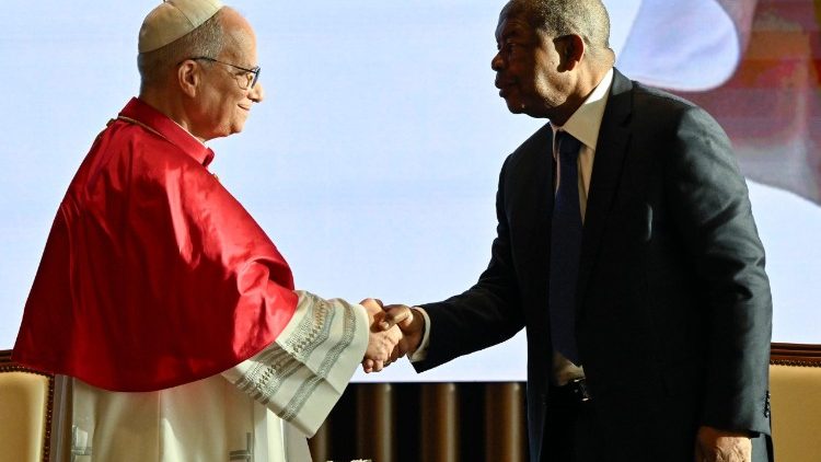 Đức Th&aacute;nh Cha gặp gỡ giới chức ch&iacute;nh quyền, x&atilde; hội d&acirc;n sự v&agrave; ngoại giao đo&agrave;n tại Angola