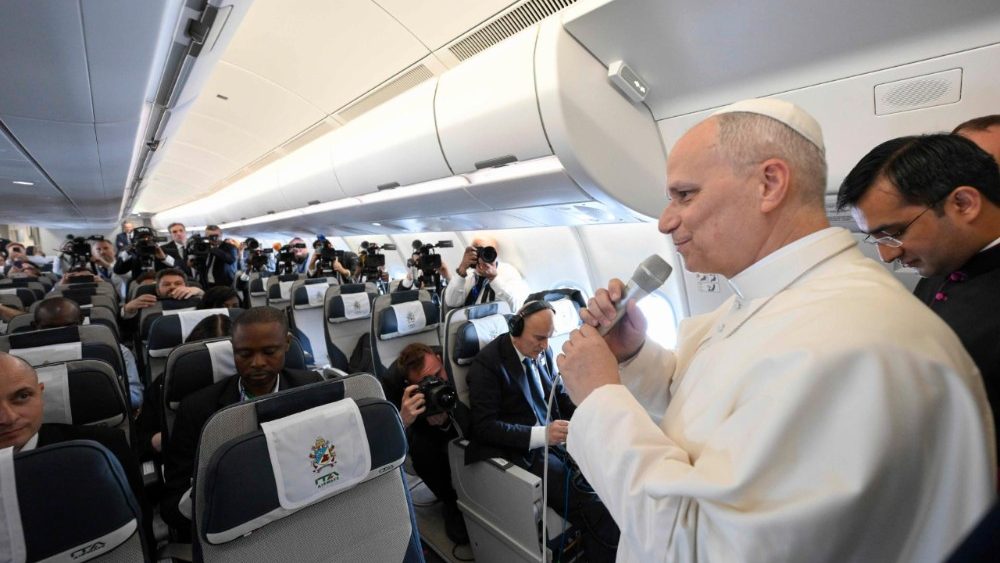 Папа падчас брыфінгу з журналістамі