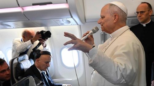 Il Papa: sono in Africa per incoraggiare i cattolici, non per dibattere con Trump