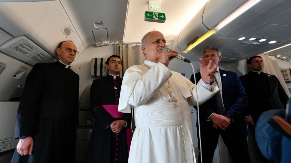 Папа падчас брыфінгу з журналістамі