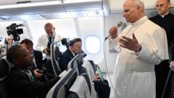 Lors du vol allant de Yaoundé à Luanda le 18 avril, le Pape s'est adressé aux journalistes. 