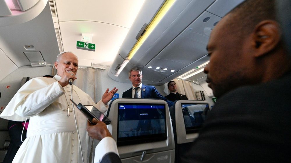 Папа падчас брыфінгу з журналістамі