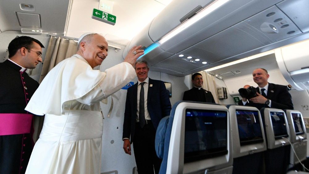 Папа падчас брыфінгу з журналістамі