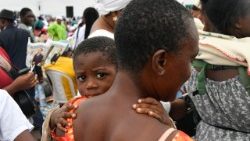 Uczestnicy Mszy św. w Jaunde, którą Leon XIV odprawił w sobotę 18 kwietnia