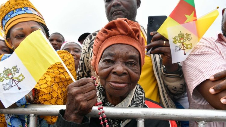 Un'anziana signora prende parte alla Messa