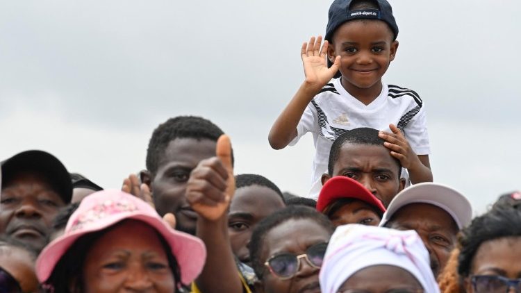 Kleiner Junge gr&uuml;&szlig;t in die Kamera