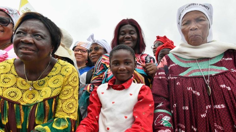 Faithful at the Mass in Yaound&eacute;-Ville Airport, Cameroon