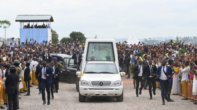 Der Papst fuhr im Papamobil an