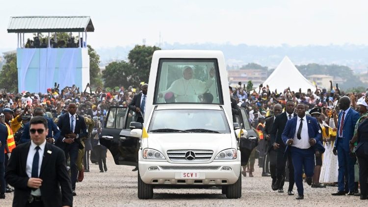 Pope Leo arriving for the Mass in Yaound&eacute;-Ville Airport, Cameroon