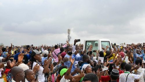 Lev XIV. v Yaound&eacute;: Nebojte sa b&uacute;rok života, Kristus je v člne s nami