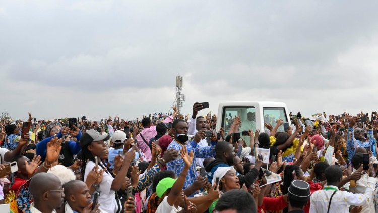 O Papa chegando de papam&oacute;vel ao local da missa