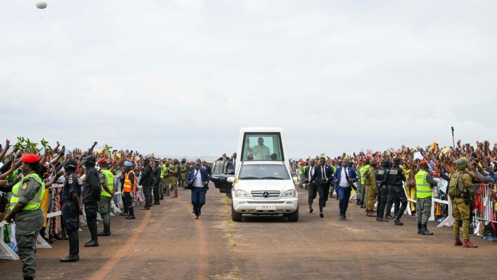 2026.04.18 Viaggio Apostolico in Camerun - Santa Messa presso lâ  Aeroporto di YaoundÃ©-Ville