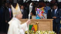 2026.04.18 Viaggio Apostolico in Camerun - Santa Messa presso lâ  Aeroporto di YaoundÃ©-Ville