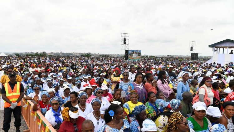 Umati wa waamini walishiriki misa