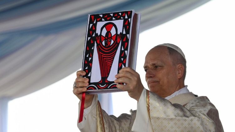 Ojciec Święty błogosławi zgromadzenie ewangeliarzem