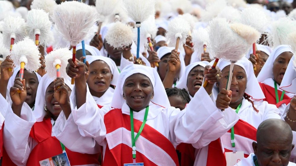 Le Pape célèbre la messe à l'aéroport de Yaoundé-Ville, dernière étape de son voyage apostolique au Cameroun, samedi 18 avril.