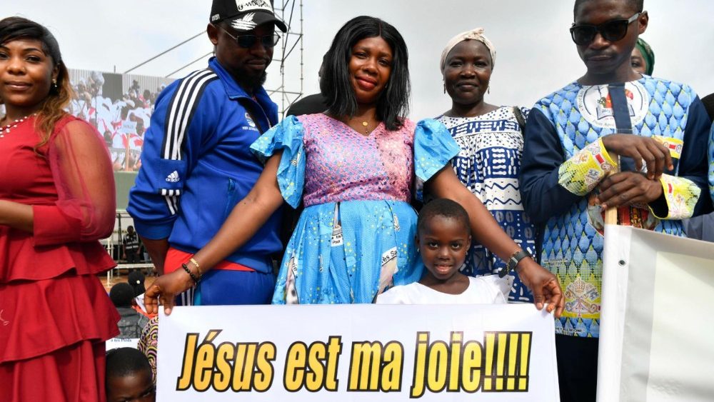 Le Pape célèbre la messe à l'aéroport de Yaoundé-Ville, dernière étape de son voyage apostolique au Cameroun, samedi 18 avril.
