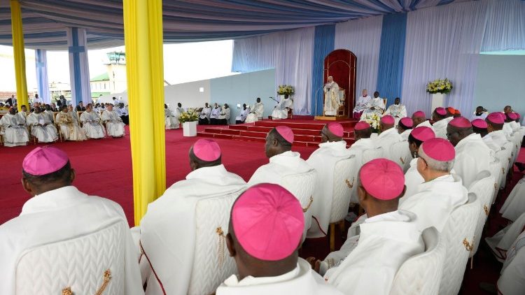 Maaskofu wakishiriki Misa Takatifu