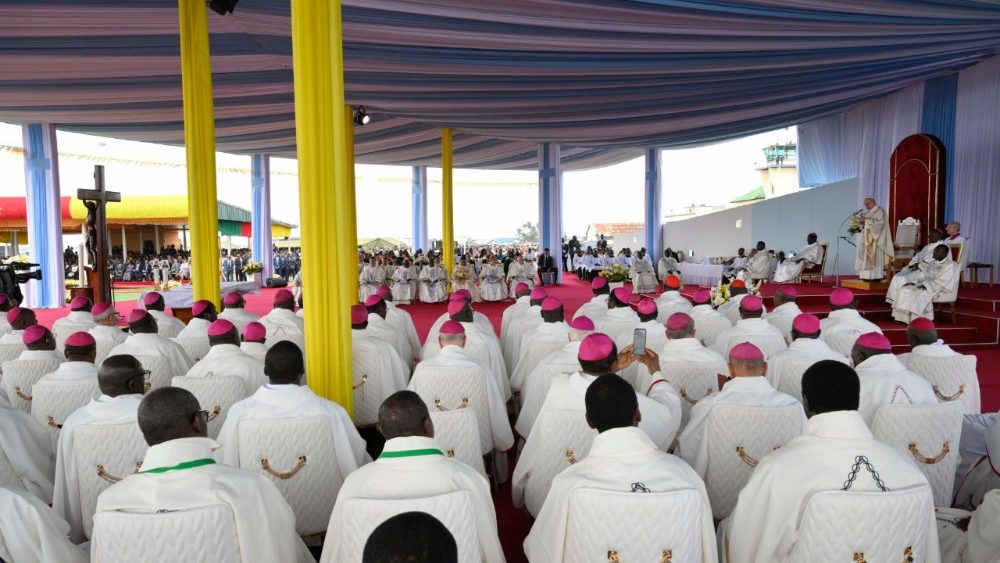 Le Pape célèbre la messe à l'aéroport de Yaoundé-Ville, dernière étape de son voyage apostolique au Cameroun, samedi 18 avril.