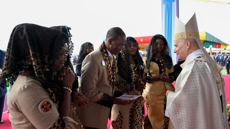 Momentos da missa no aeroporto Ville, em Iaundê