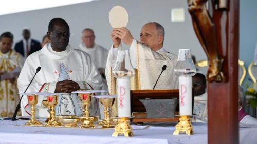 Messe &agrave; Yaound&eacute;: &laquo;La paix du Christ apaise les temp&ecirc;tes de la vie&raquo;