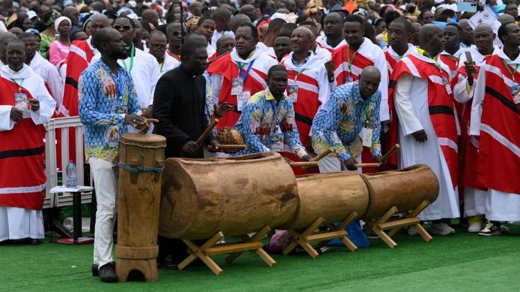 Wanakwaya wakati wa Misa