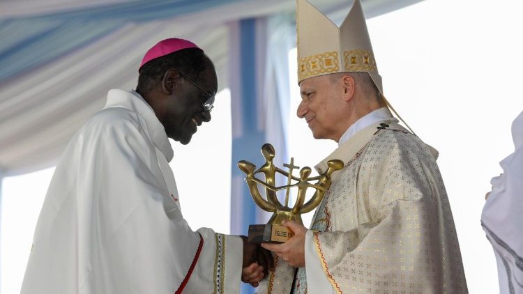 Papež Lev XIV. se loučí s arcibiskupem Jeanem Mbargou na konci mše svaté v Yaoundé, 18. dubna 2026