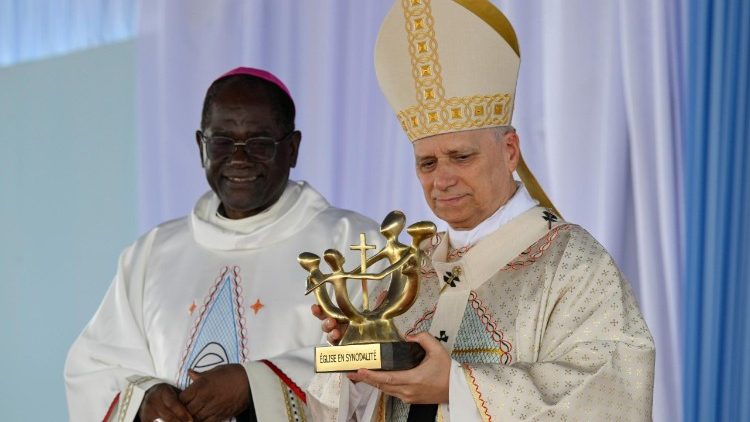 O Papa recebendo um presente no final da missa