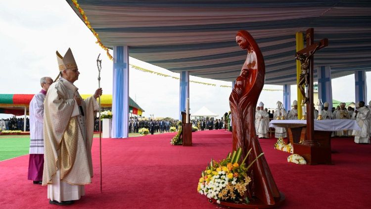 Santo Padre diante da imagem de Nossa Senhora