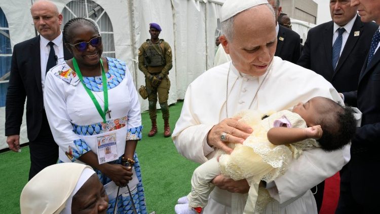 Il Papa tiene tra le braccia una bambina: è uno degli ultimi scatti in Camerun per Leone XIV 