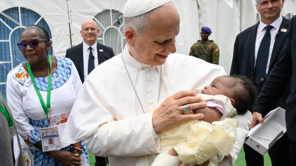 Po mši na letišti Yaoundé-Ville, 18. 4. 2026