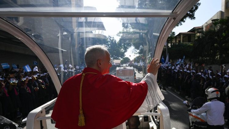 Đức Th&aacute;nh Cha L&ecirc;&ocirc; XIV ch&agrave;o người d&acirc;n Angola tr&ecirc;n đường di chuyển về Dinh Tổng thống của Angola, ng&agrave;y 10.04.2026.