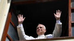 Papst Leo XIV. am Fenster der Nuntiatur in Luanda