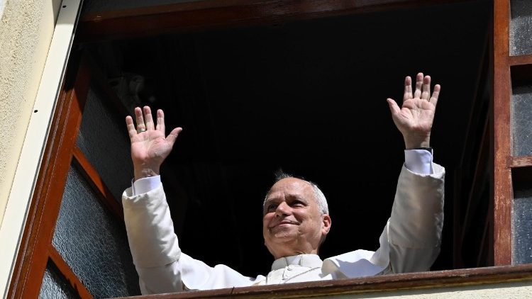 Papst Leo gr&uuml;&szlig;t aus dem Fenster der Nuntiatur die Wartenden