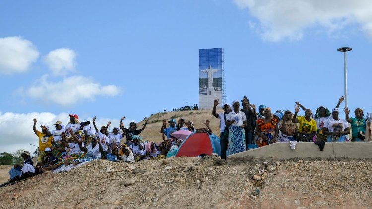Fedeli sulla collinetta di fronte al Santuario