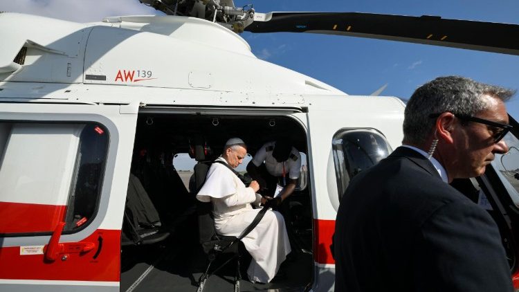Le Pape dans l'h&eacute;licopt&egrave;re le conduisant de Luanda &agrave; Muxima, ce dimanche 19 avril.