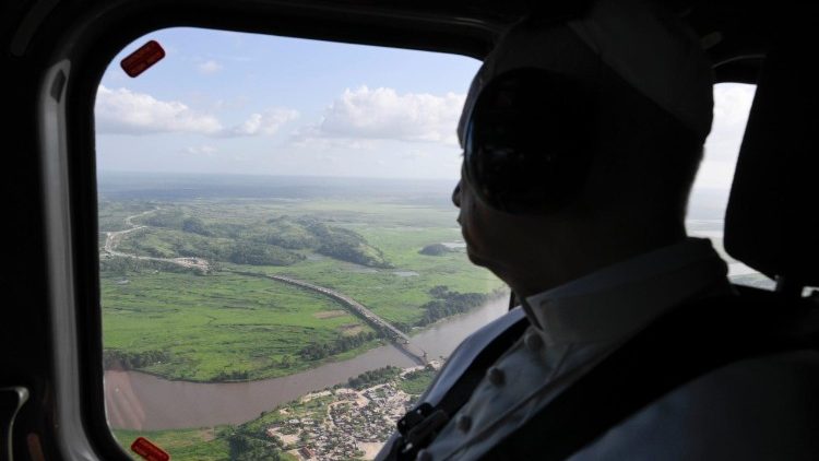 Leone XIV in elicottero verso il Santuario di Mamã Muxima