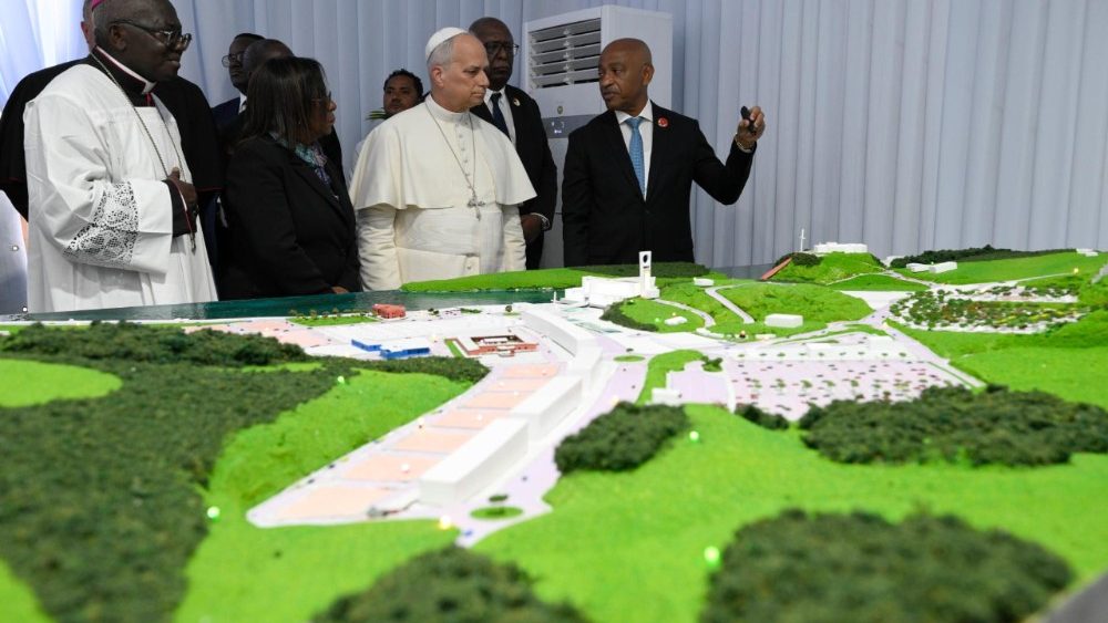 Rugăciunea rozariului cu Leon al XIV-lea la sanctuarul marian ”Mamã Muxima” din Angola în 19 aprilie 2026