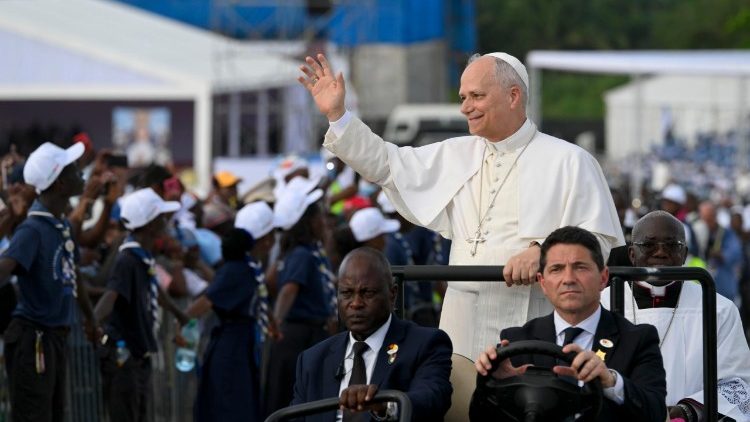 Il Papa in golf-cart tra i fedeli nella spianata del Santuario di Mam&atilde; Muxima