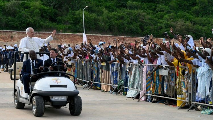 Il Papa tra i fedeli
